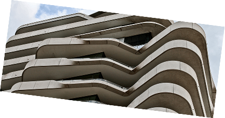 Façade d'immeuble moderne aux balcons ondulés en béton
