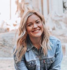 Portrait d'une jeune femme blonde souriante en veste en jean