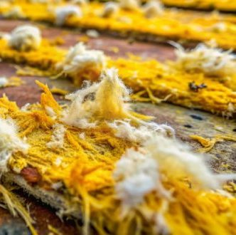 Gros plan de fibres jaunes d'amiante, diagnostic amiante immobilier