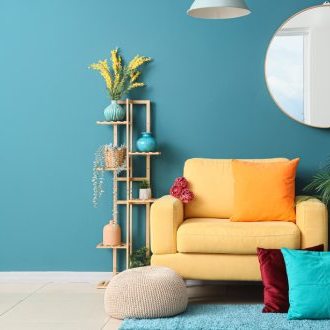 Salon coloré avec fauteuil jaune, mesurage Loi Carrez