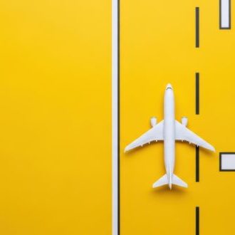 Maquette d'avion blanc sur piste jaune, nuisances sonores aériennes