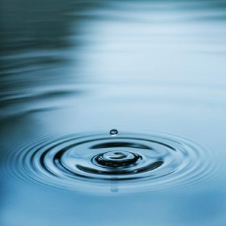 Goutte d'eau et ondulations bleues, état des risques et pollutions