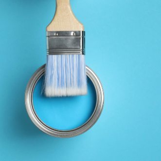 Pinceau dans un pot de peinture bleue, diagnostic plomb